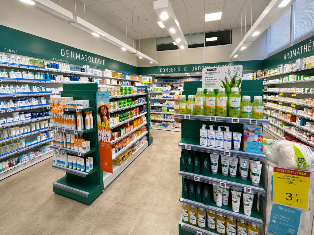 Rayon dermatologie aux couleurs Officinal à la Pharmacie des Pins à Juan-les-Pins